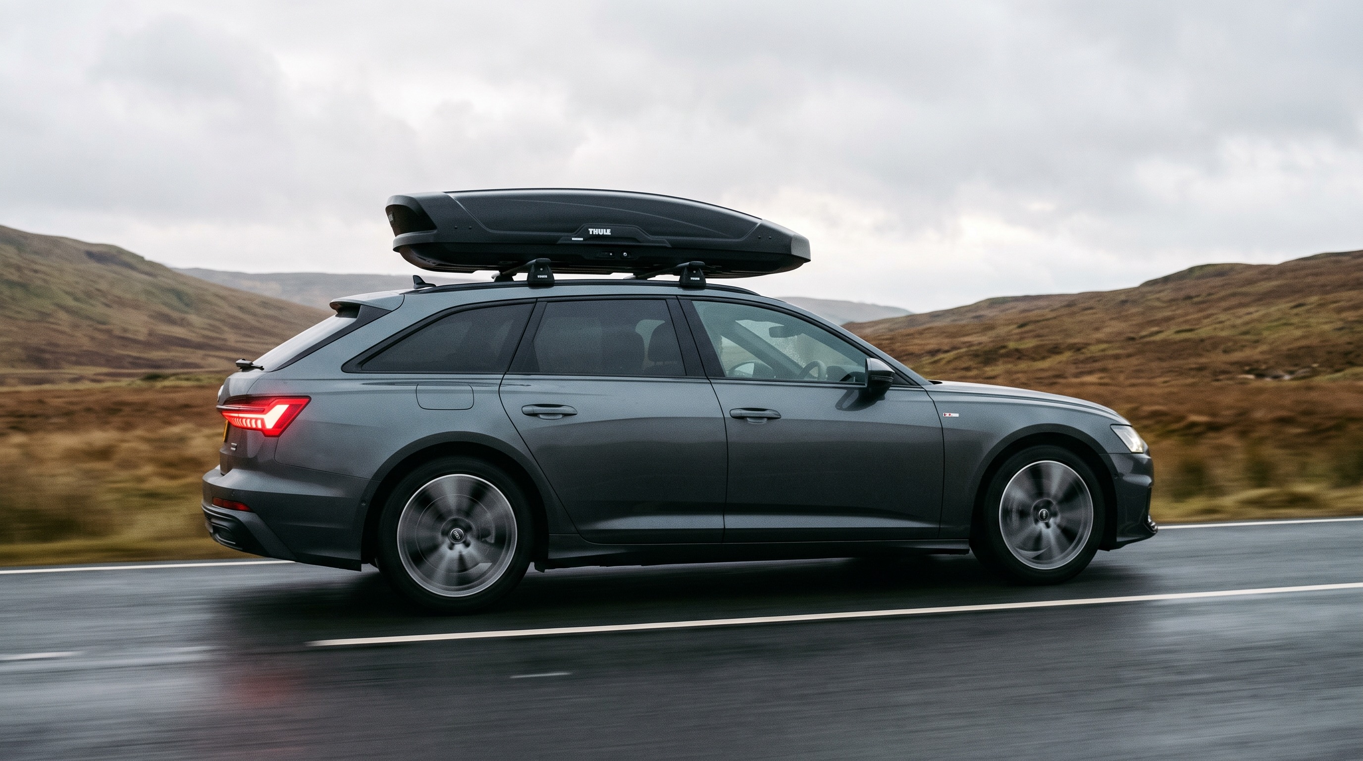 Audi A6 Avant mit Thule Dachbox bei Sonnenuntergang